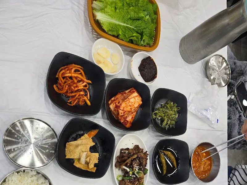 푸짐한 상차림과 쌈 채소