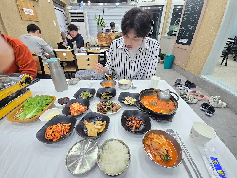 맛있게 식사하는 손님