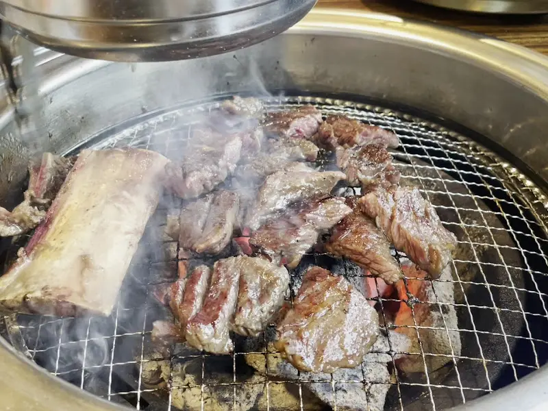 소들녘 갈비 굽는 모습