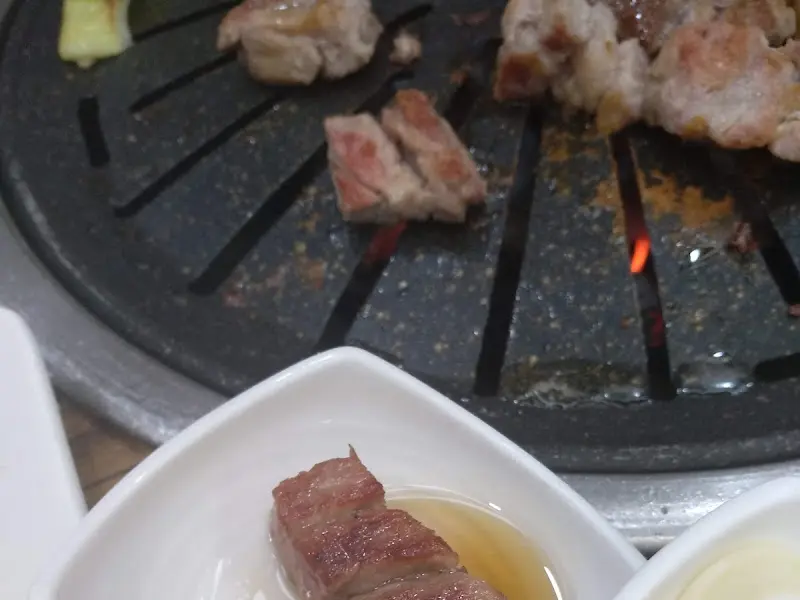 숯불 위에 구워지는 오겹살