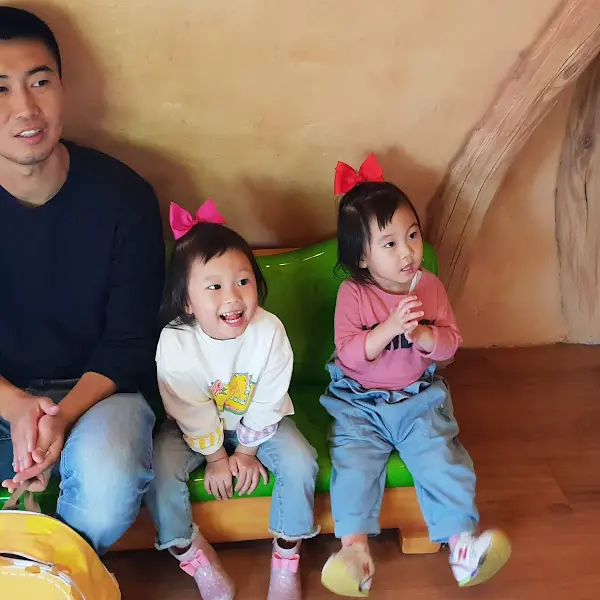 아이들과 함께 식당을 방문한 행복한 모습