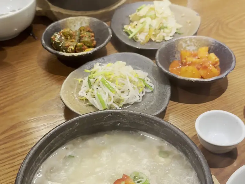 백제령삼계탕의 삼계탕과 밑반찬