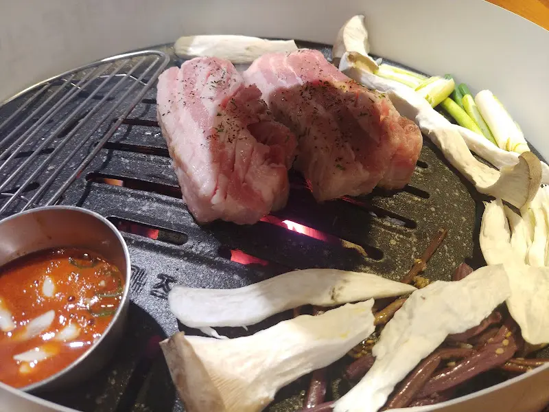 불판 위의 삼겹살