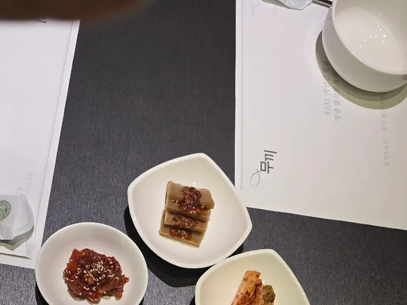 무끼의 정갈한 밑반찬 세팅