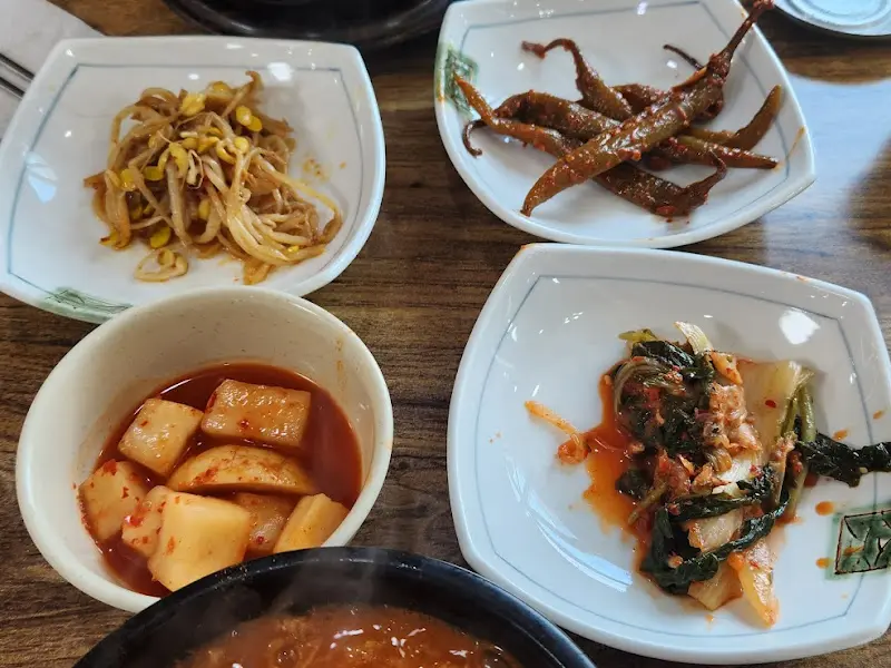 뚝배기 밑반찬과 장터국밥