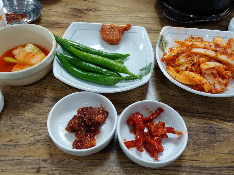 뚝배기 다양한 밑반찬