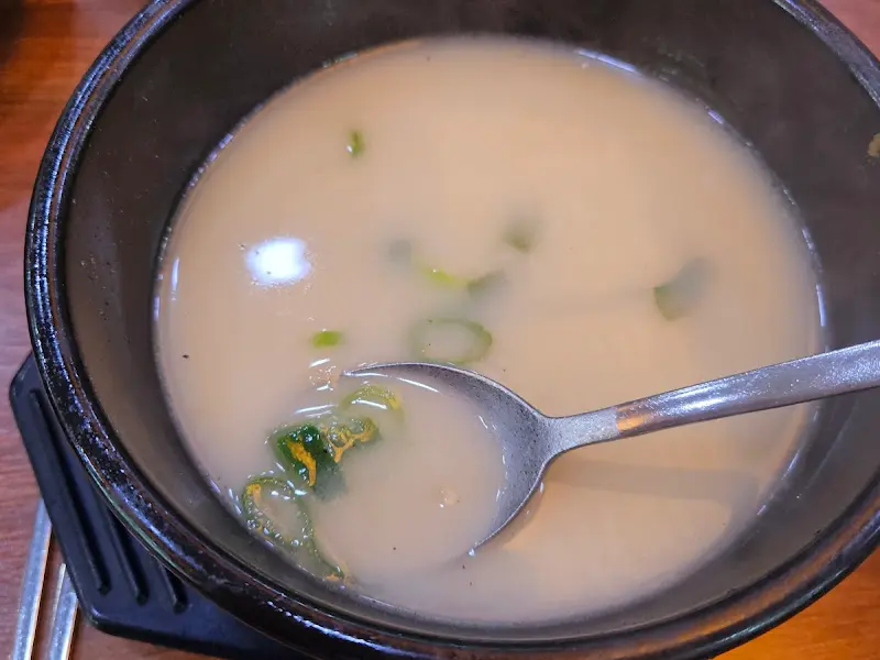 깊고 진한 국물, 한 숟갈 뜨면 속이 든든해지는 기분