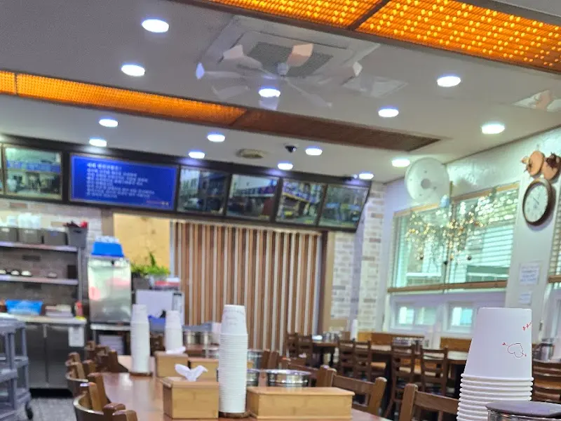 깔끔하고 쾌적한 식당 내부