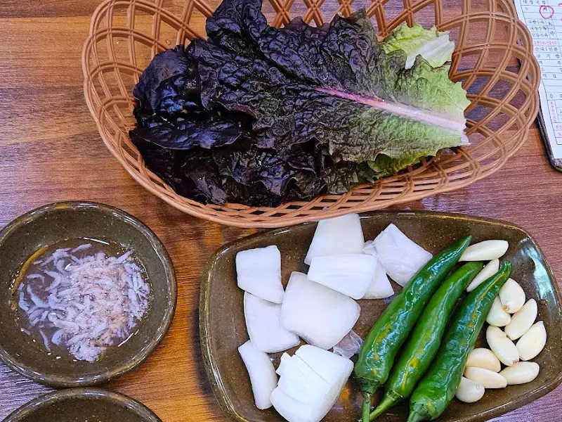 신선한 쌈 채소와 곁들임 반찬