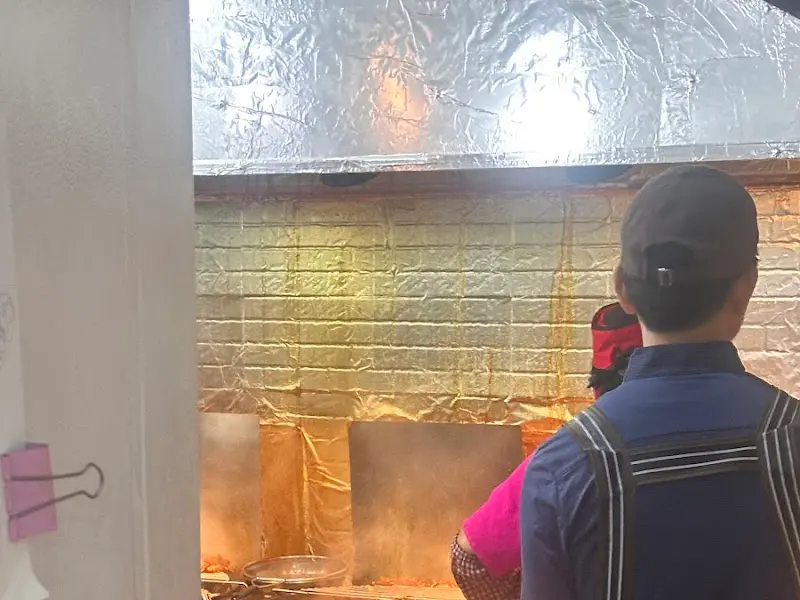 가마솥에서 치킨을 튀기는 모습