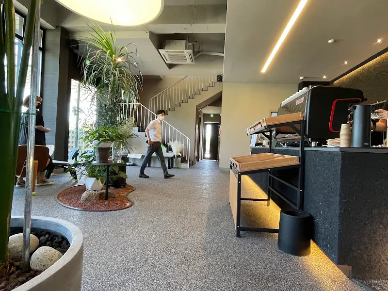 카페 내부 모습. 모던하고 세련된 인테리어가 돋보인다.