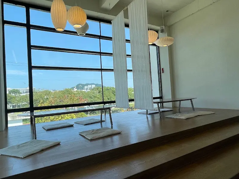 2층 좌식 공간. 창밖으로 순창 시내가 보인다.