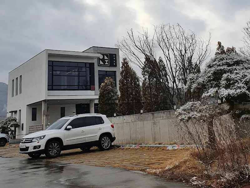 카페오늘 건물 외관. 모던한 디자인이 눈에 띈다.