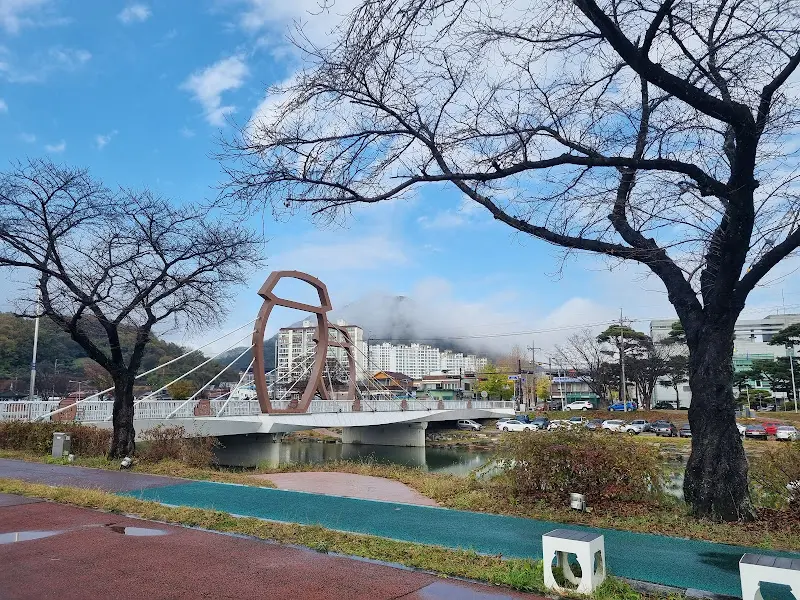 카페 앞에 있는 다리. 천변을 따라 산책하기 좋다.