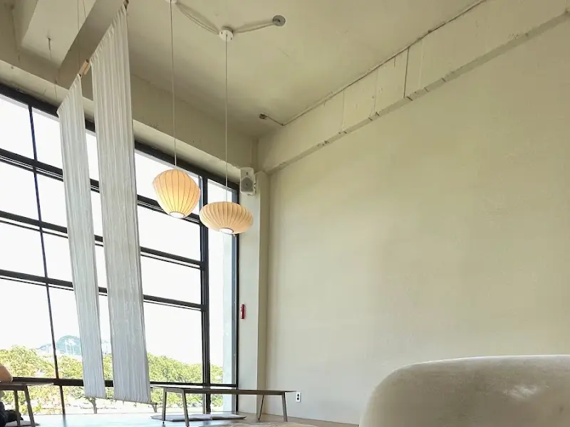 2층 내부. 천장에 달린 조명이 은은하게 빛난다.