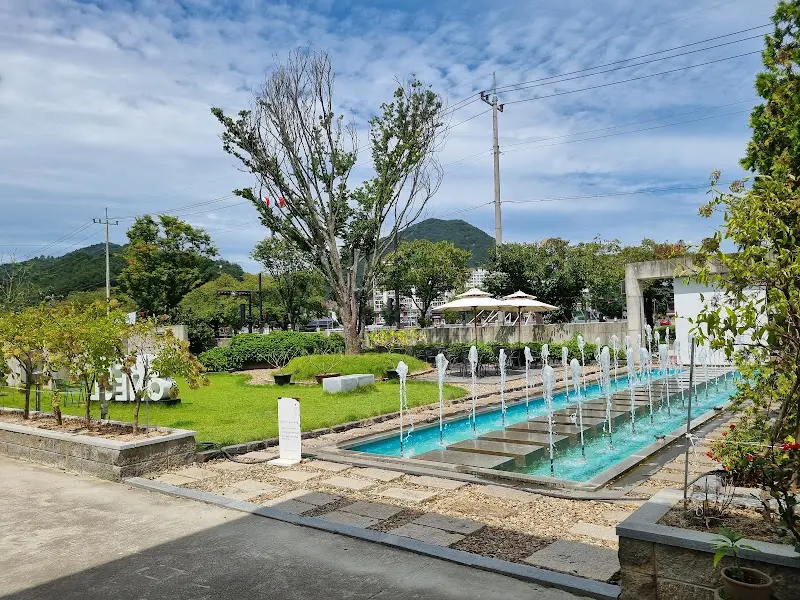 카페 정원에 있는 분수. 시원한 물줄기가 보기 좋다.