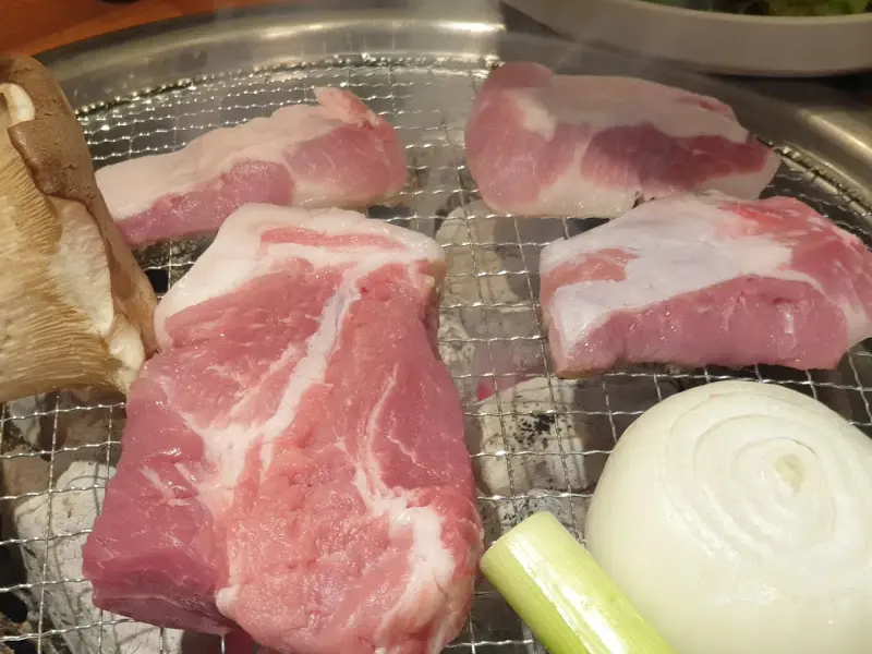 불판 위에서 익어가는 삼겹살