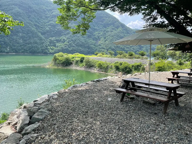 대아저수지가 한눈에 보이는 야외 테이블