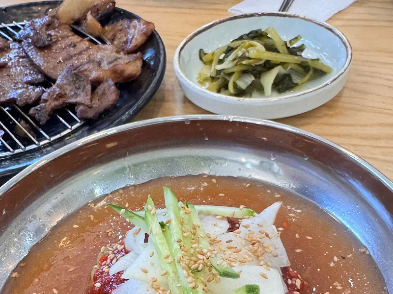 물비빔냉면과 숯불고기의 조화