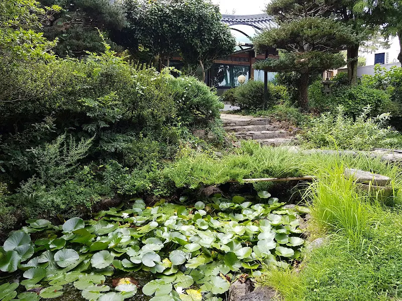 춘향골 정원의 연못