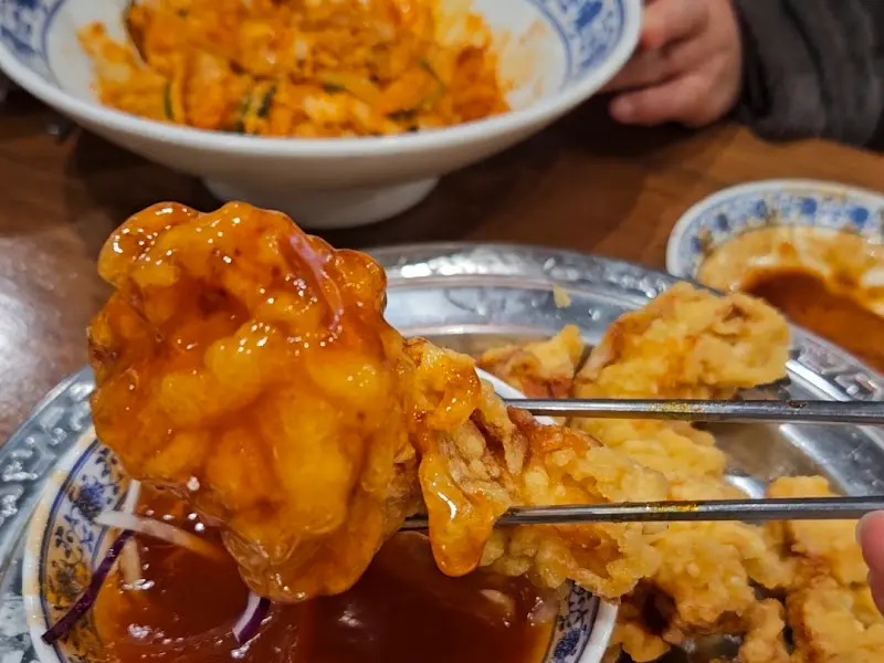 큼지막한 탕수육 한 조각