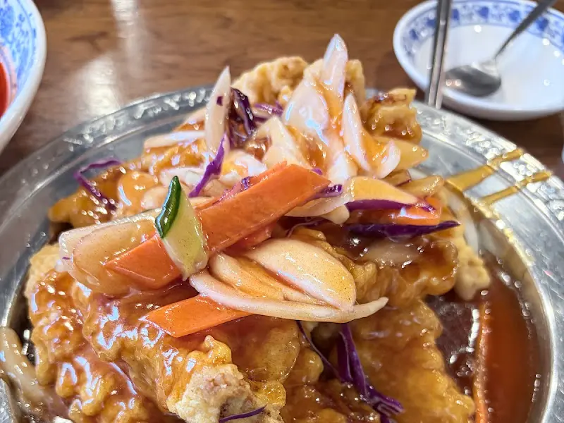 탕수육 위에 올려진 신선한 야채