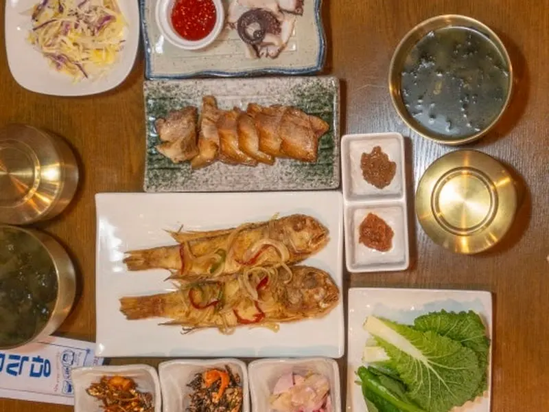 한상 가득 차려진 모습