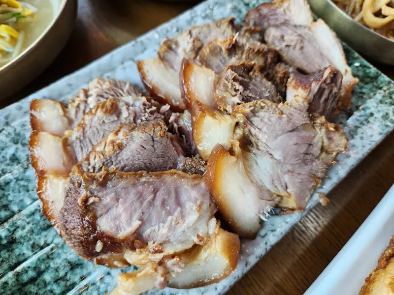 윤기가 흐르는 돼지고기 수육