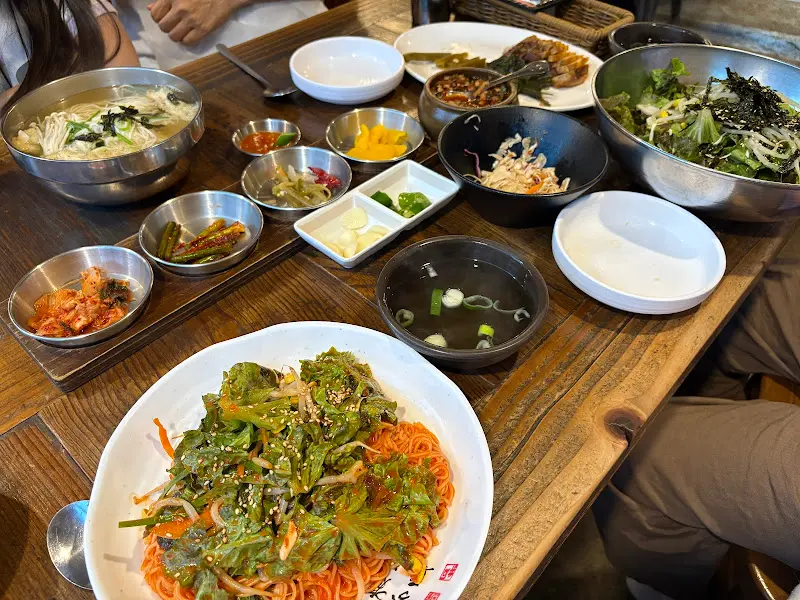한상 가득 차려진 예촌의 멸치국수 정식과 비빔국수 정식