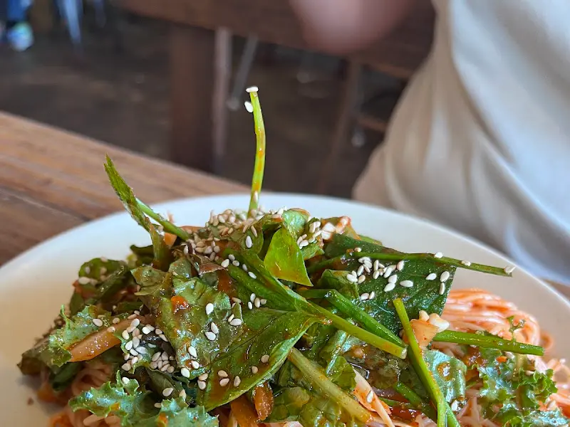 새콤달콤한 비빔국수