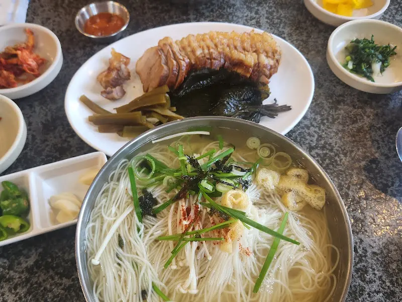 윤기가 자르르 흐르는 수육