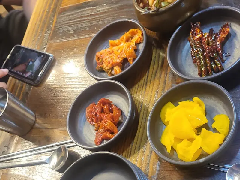 예촌의 다양한 밑반찬