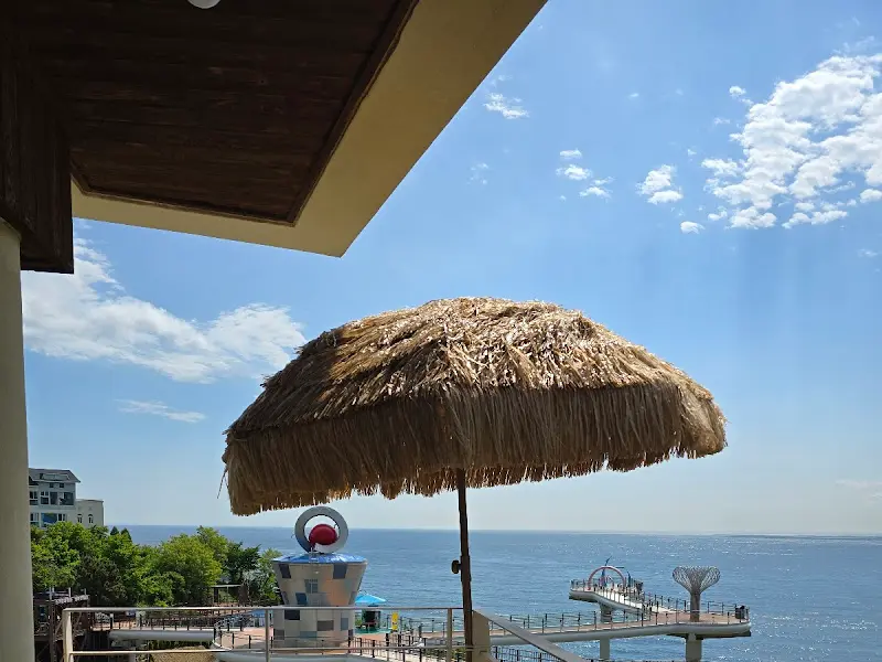 파라솔 아래 테이블