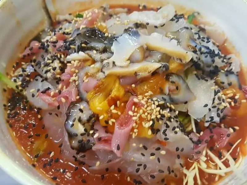 해산물이 듬뿍 들어간 비빔밥