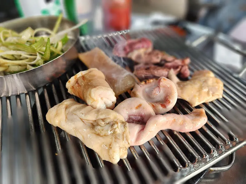 불판 위에서 익어가는 고기들