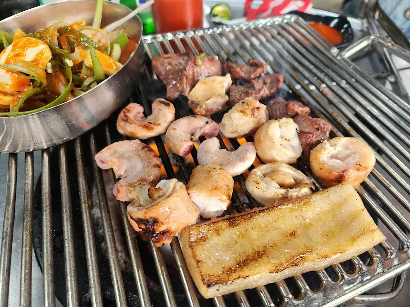 노릇노릇 익어가는 돼지 부속