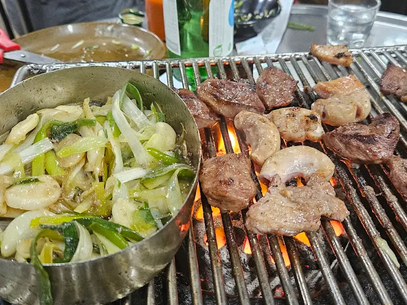 불판 가득한 갈매기살과 파채