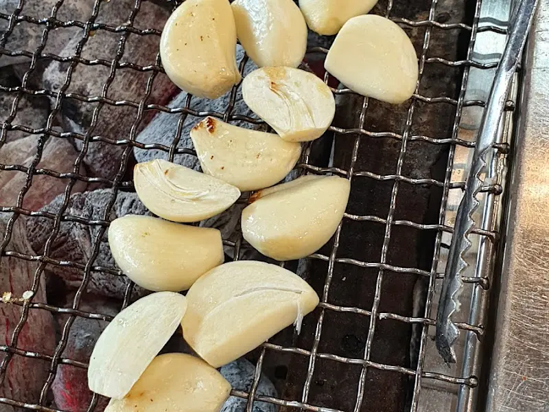 숯불 위에 구워지는 마늘