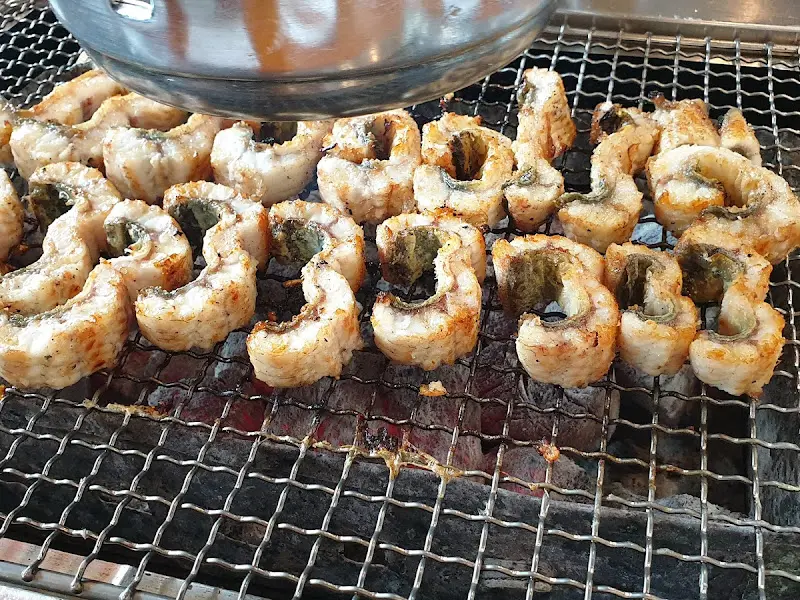 잘 구워진 장어 단면