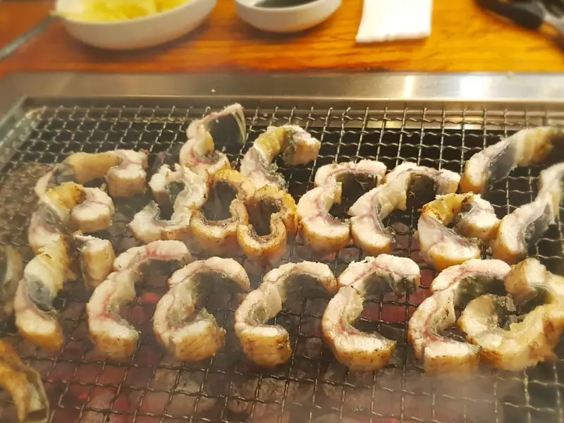 숯불 위에서 익어가는 장어