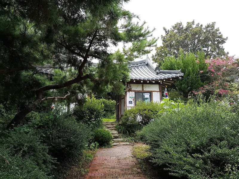 푸른 나무와 기와지붕이 어우러진 춘향골의 외관