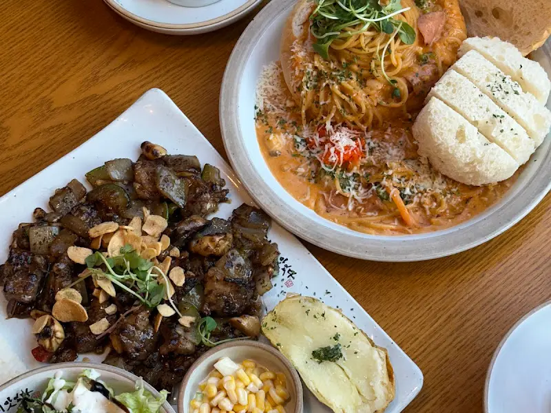 매콤 새우 크림 파스타와 갈릭 목살 찹스테이크