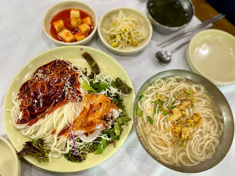 회국수와 성게국수 전체샷. 푸짐한 양과 깔끔한 비주얼이 돋보인다.