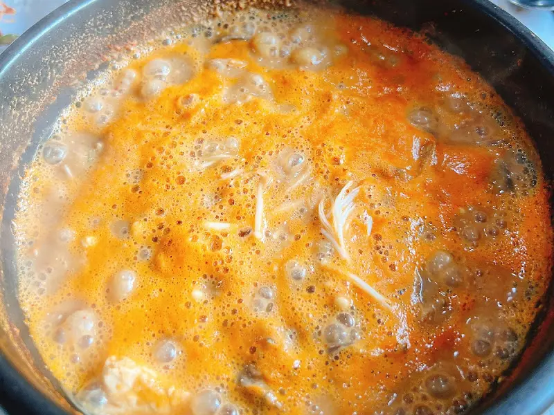 보글보글 끓는 청국장의 모습이 식욕을 자극한다