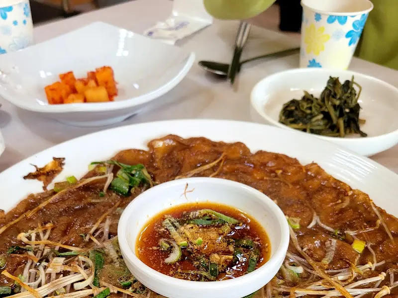 노릇노릇하게 구워진 도토리전과 간장 양념