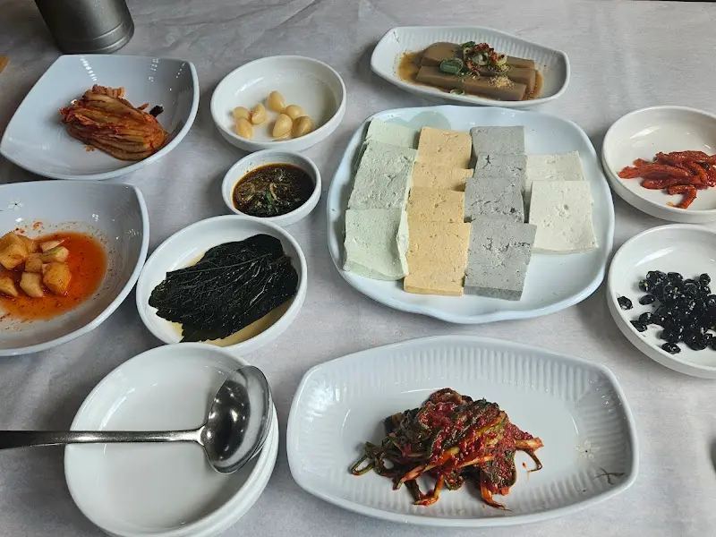 정갈하게 담겨 나온 다양한 종류의 반찬들