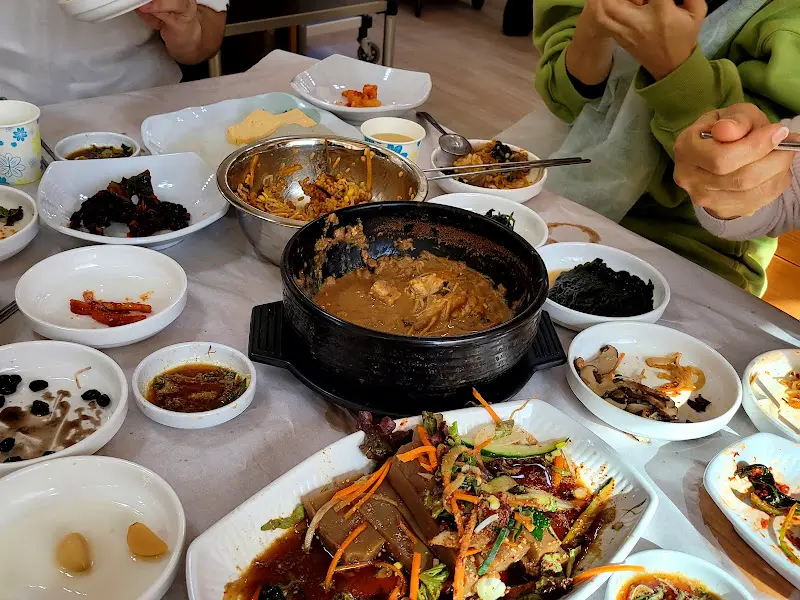 푸짐하게 차려진 한 상 차림