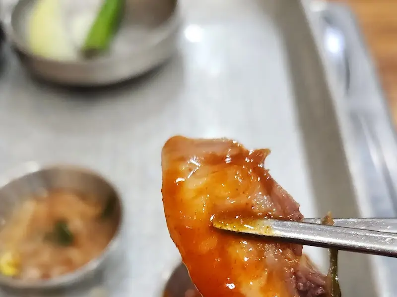 양념에 찍어 먹는 고기