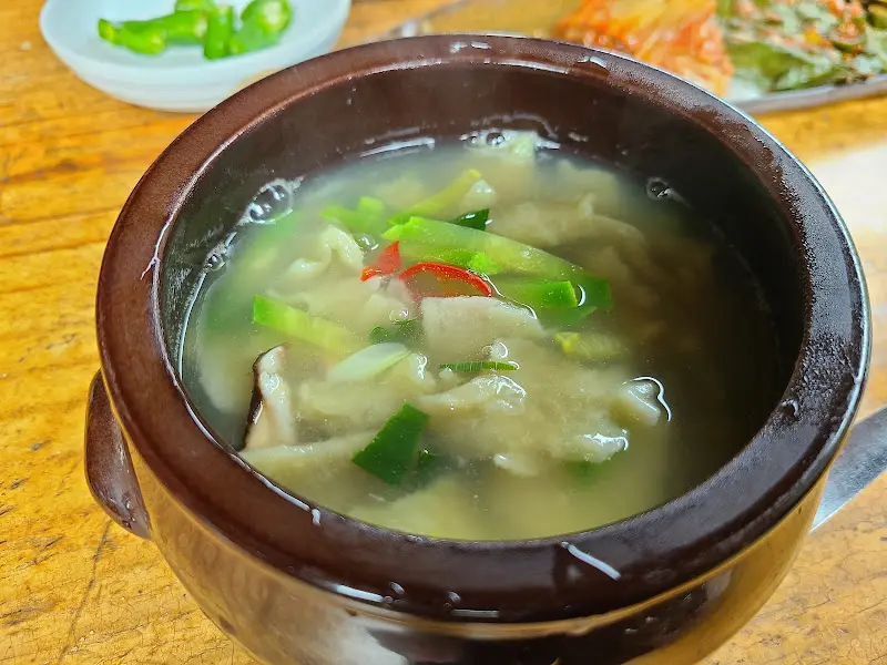 뚝배기에 담겨 나온 감자수제비