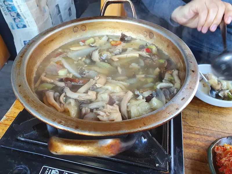 버섯이 가득 들어간 버섯전골